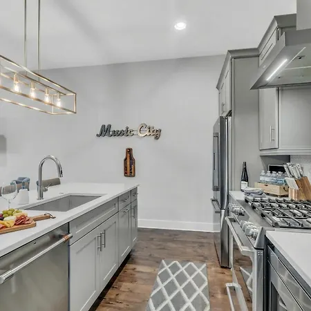 New Luxe 4br 12 Beds - Roofdeck Views - Chefs Kitchen