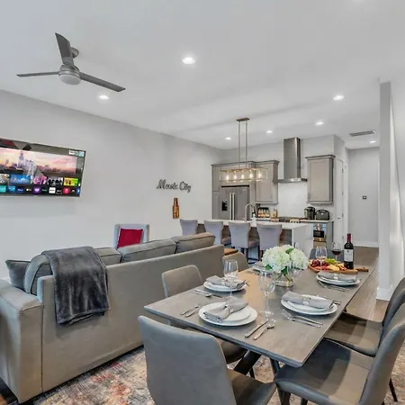 Holiday home New Luxe 4br 12 Beds - Roofdeck Views - Chefs Kitchen *