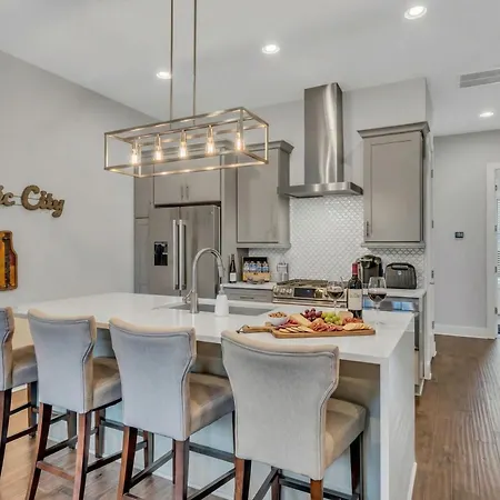 Holiday home New Luxe 4br 12 Beds - Roofdeck Views - Chefs Kitchen