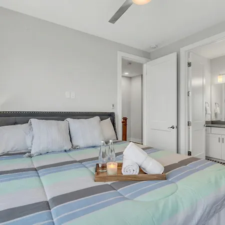New Luxe 4br 12 Beds - Roofdeck Views - Chefs Kitchen Holiday home Nashville