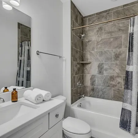 New Luxe 4br 12 Beds - Roofdeck Views - Chefs Kitchen * Nashville