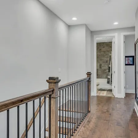 New Luxe 4br 12 Beds - Roofdeck Views - Chefs Kitchen Holiday home