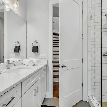 New Luxe 4br 12 Beds - Roofdeck Views - Chefs Kitchen * Nashville