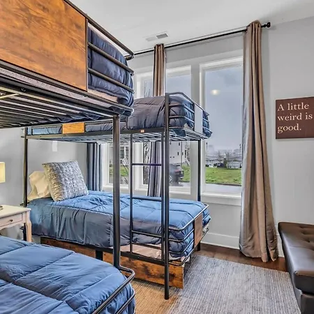 New Luxe 4br 12 Beds - Roofdeck Views - Chefs Kitchen Holiday home
