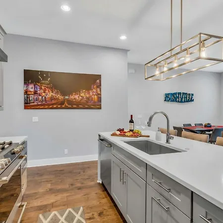 New Luxe 4br 12 Beds - Roofdeck Views - Chefs Kitchen