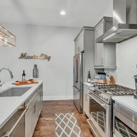 New Luxe 4br 12 Beds - Roofdeck Views - Chefs Kitchen
