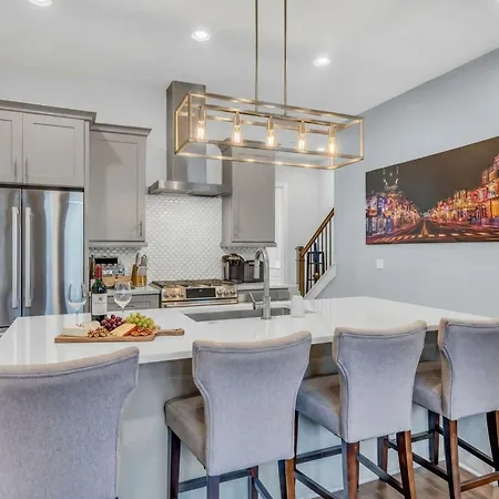 New Luxe 4br 12 Beds - Roofdeck Views - Chefs Kitchen Holiday home *