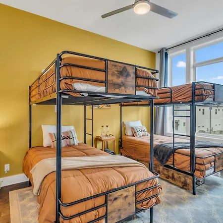 New Luxe 4br 12 Beds - Roofdeck Views - Chefs Kitchen Holiday home *