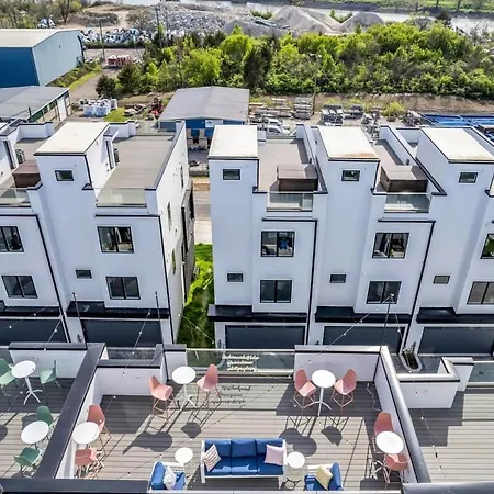 Holiday home New Nash Eras - Rooftop Decks With Hot Tub - 15 Beds *