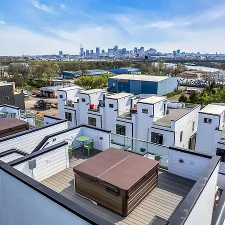 New Nash Eras - Rooftop Decks With Hot Tub - 15 Beds Holiday home