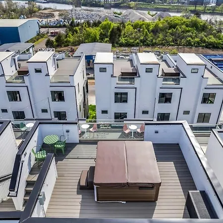 Holiday home New Nash Eras - Rooftop Decks With Hot Tub - 15 Beds *