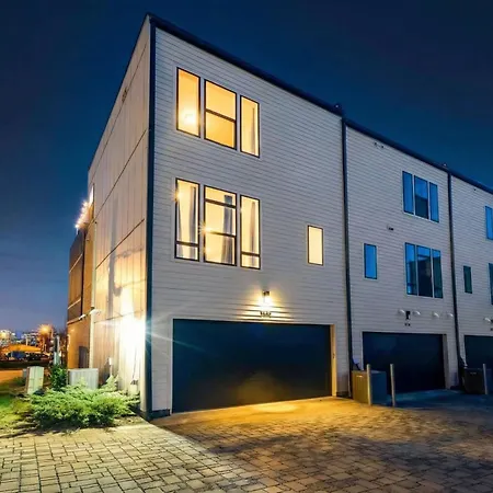 Holiday home New Luxe 4br 12 Beds - Roofdeck Views - Chefs Kitchen