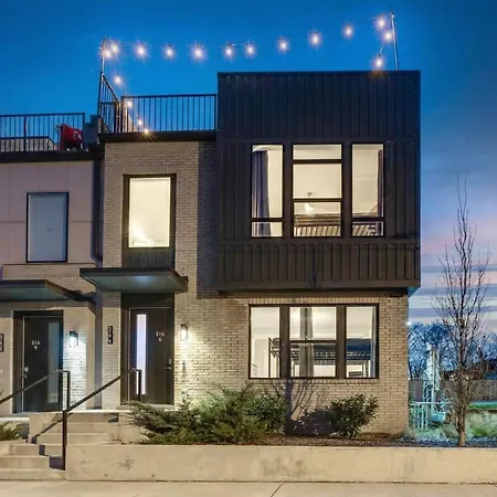 New Luxe 4br 12 Beds - Roofdeck Views - Chefs Kitchen Holiday home Nashville