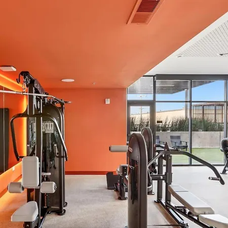 Stylish Retreat Near Downtown Apartment