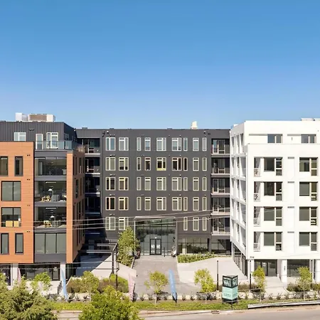 Apartment Stylish Retreat Near Downtown *
