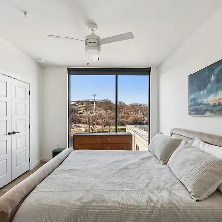 Apartment Stylish Retreat Near Downtown Nashville