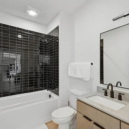 Apartment Stylish Retreat Near Downtown *