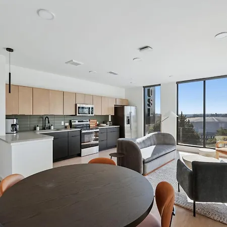 Apartment Stylish Retreat Near Downtown *