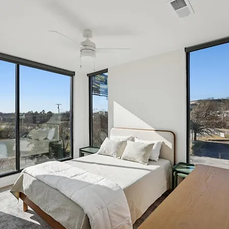 Stylish Retreat Near Downtown Apartment
