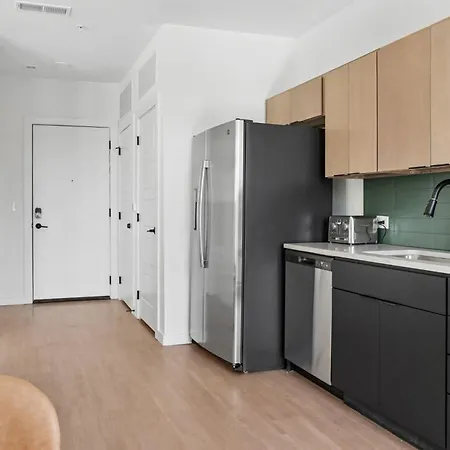 Stylish Retreat Near Downtown Apartment *