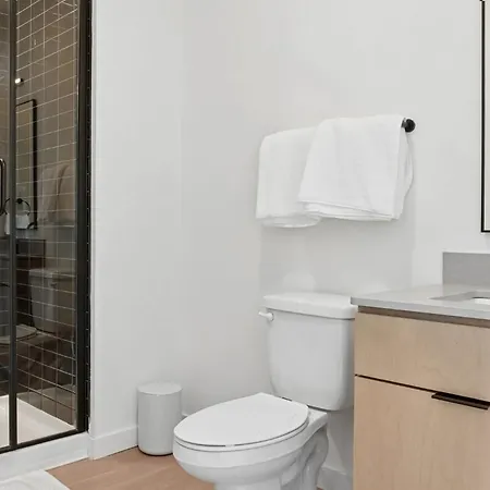 Apartment Stylish Retreat Near Downtown *