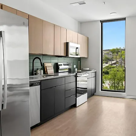 Stylish Retreat Near Downtown Apartment