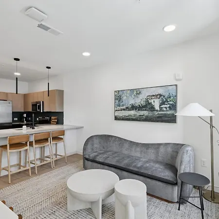 Stylish Retreat Near Downtown *