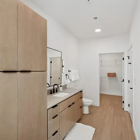 Stylish Retreat Near Downtown Apartment