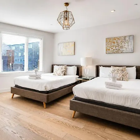 Holiday home 4br Oasis With Rooftop Skyline Views *