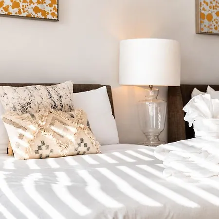Holiday home 4br Oasis With Rooftop Skyline Views