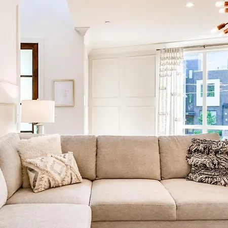 Holiday home 4br Oasis With Rooftop Skyline Views