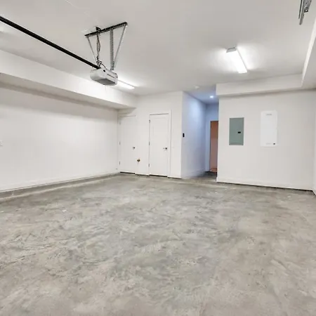 Holiday home 4br Oasis With Rooftop Skyline Views *