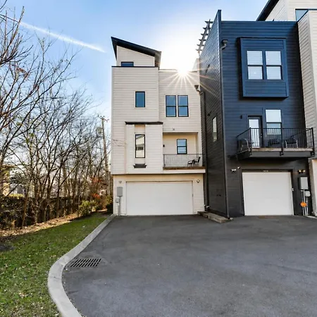 4br Oasis With Rooftop Skyline Views Holiday home