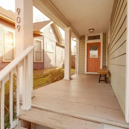 East Nash 3br Fenced Yard , Deck , Parking , Pets *