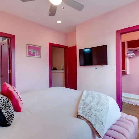 Holiday home The Pink Palace, Rooftop Deck, Bachelorette Hq Nashville