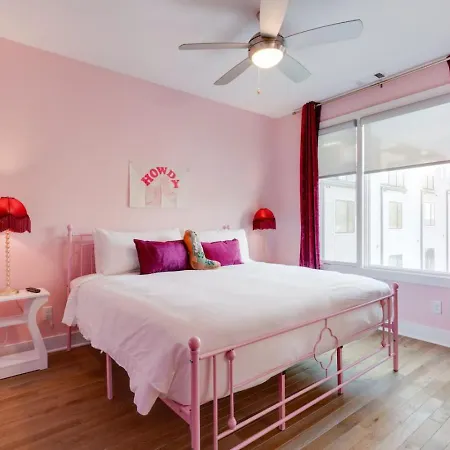 The Pink Palace, Rooftop Deck, Bachelorette Hq Holiday home