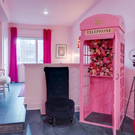 The Pink Palace, Rooftop Deck, Bachelorette Hq Holiday home