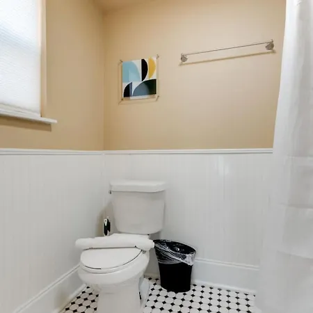 East Nash 3br Fenced Yard , Deck , Parking , Pets *