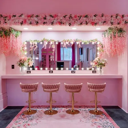 The Pink Palace, Rooftop Deck, Bachelorette Hq Holiday home *
