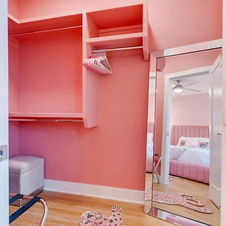 The Pink Palace, Rooftop Deck, Bachelorette Hq Holiday home