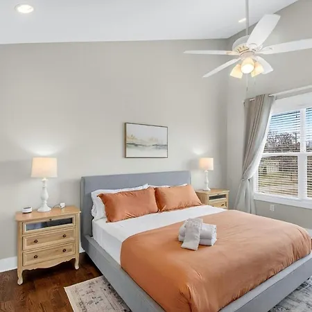 Speakeasy Game Room, Hot Tub, Fire Pit, King Bed - Close To Downtown *