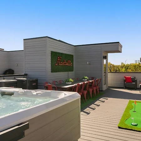 Holiday home The Americana Abode Rooftop Hot Tub Game