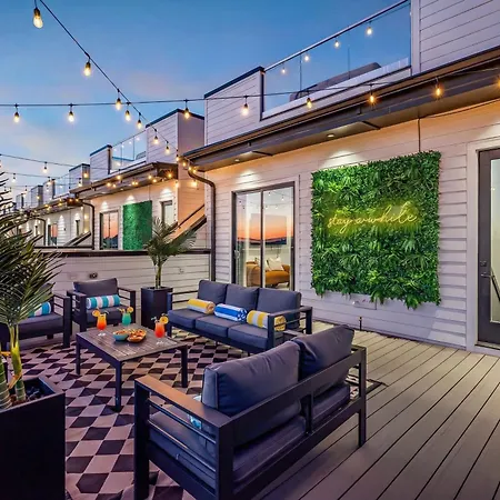 Rooftop Hot Tub Views Pac-man Pool Table Holiday home *