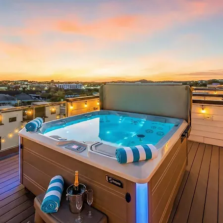 Rooftop Hot Tub Views Pac-man Pool Table Nashville