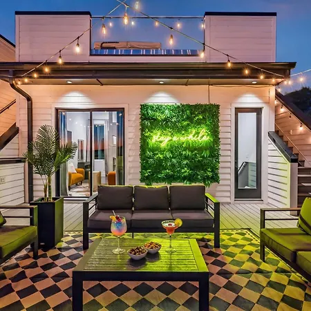 Holiday home Rooftop Hot Tub Views Pac-man Pool Table