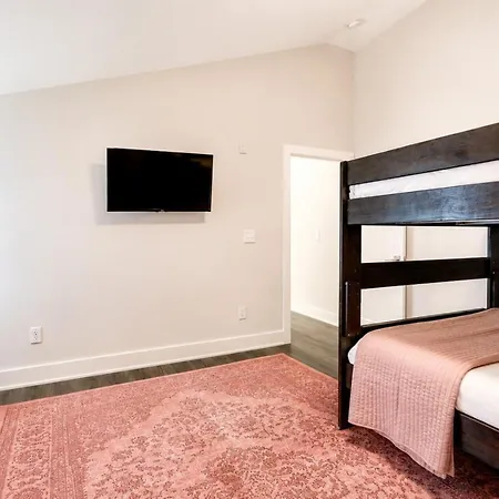 West End 4 Bd L 4bath Walk To Bars-close To Broadway Apartment