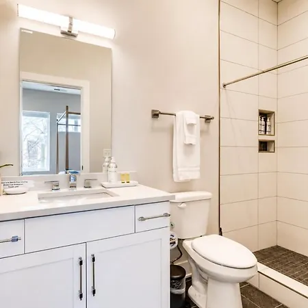 West End 4 Bd L 4bath Walk To Bars-close To Broadway Apartment