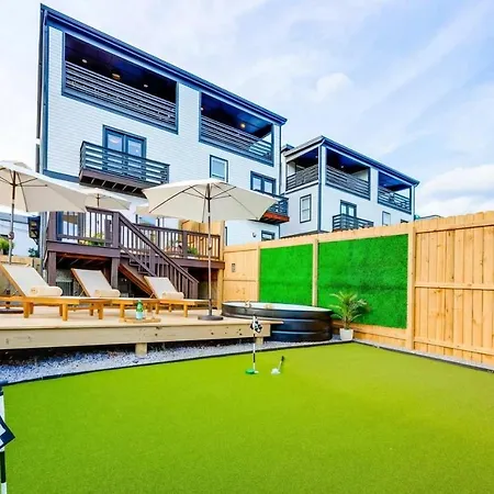 Luxe Pool Hot Tub & Game Downtown Holiday home