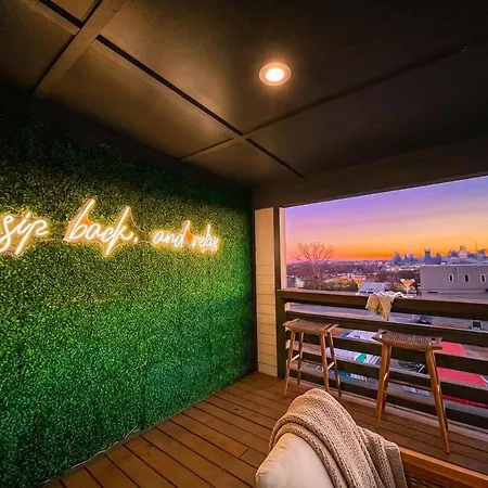 Holiday home Luxe Pool Hot Tub & Game Downtown