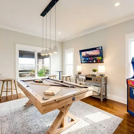 Luxe Pool Hot Tub & Game Downtown Holiday home *